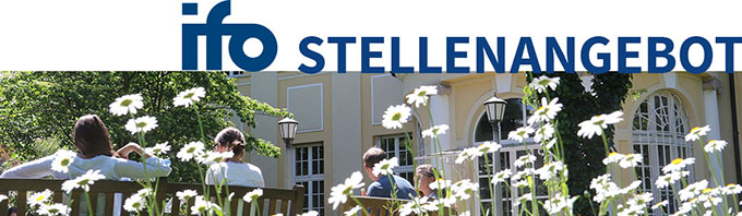 ifo Stellenangebot - Die Sachangestellten machen Pause unter Sonnenschein im Englischen Garten vor dem ifo Institut Innenhof